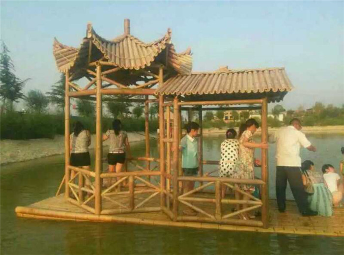 水上竹船